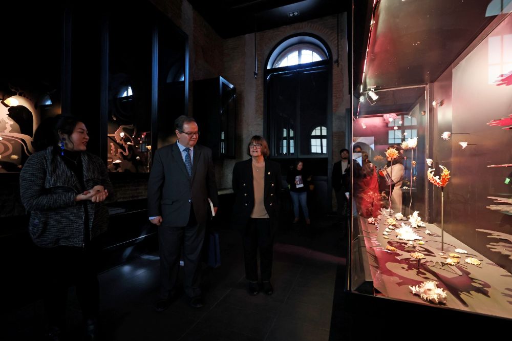 En su paso por Casa Central, el rector visitó las exposiciones “Mollusca: Poesía de caracolas” en la Sala Museo Gabriela Mistral y “Pasajes de la solidaridad de dos naciones hermanas: México-Chile a 85 años del exilio republicano español” en el Salón de Imaginarios.